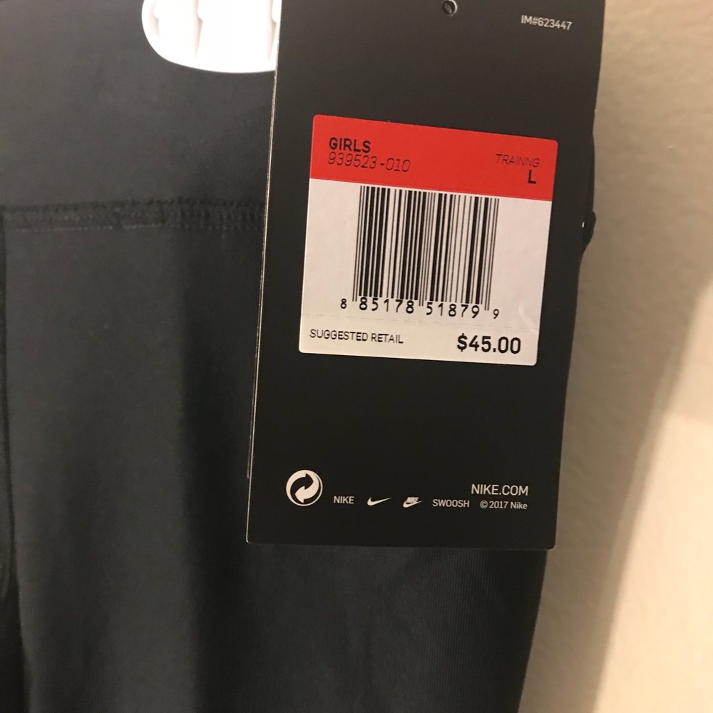 $45 Nike Girls Reflective Black Legging - Picture 4 of 7